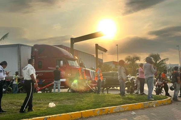 Tráiler arrolla a motociclista en Mazatlán