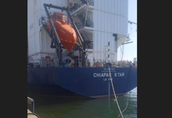 Enderezan buque de carga en Mazatlán, ya no representa peligro