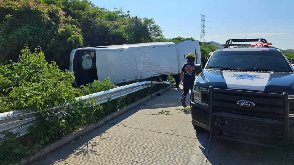 Aparatosa volcadura deja un hombre herido en Mazatlán Aparatosa volcadura deja un hombre herido en Mazatlán