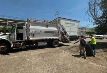 Trabajadores reactivan labores de recolección de basura en colonias de Mazatlán 