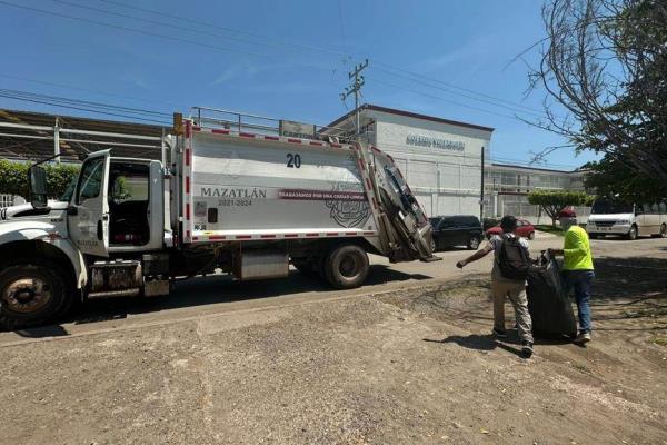 Trabajadores reactivan labores de recolección de basura en colonias de Mazatlán 