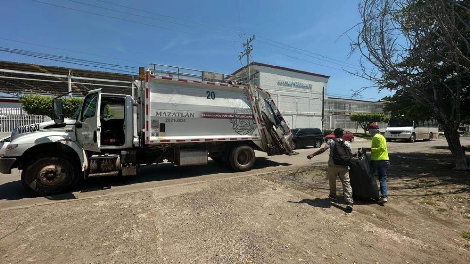 Trabajadores reactivan labores de recolección de basura en colonias de Mazatlán 