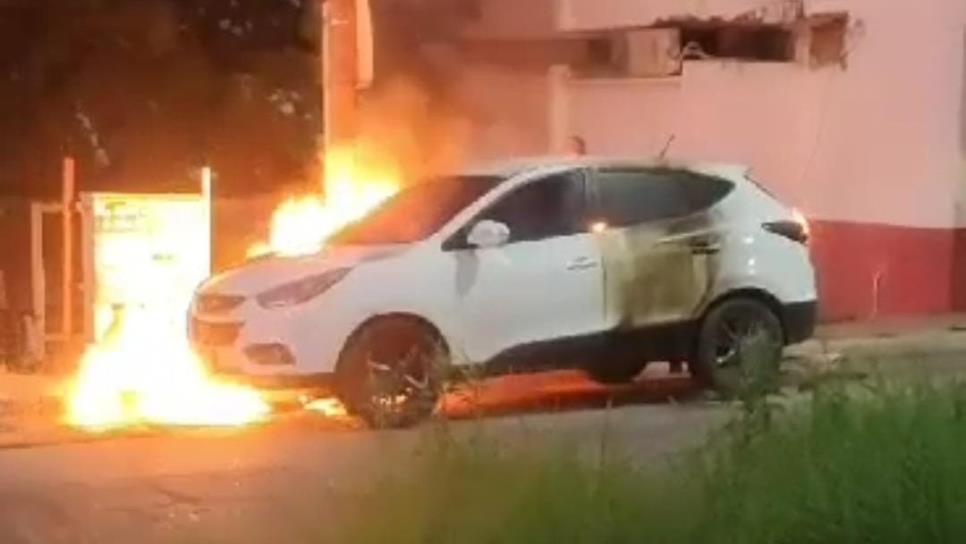 Vehículo termina calcinado en una de las calles de la colonia Cañadas en Culiacán