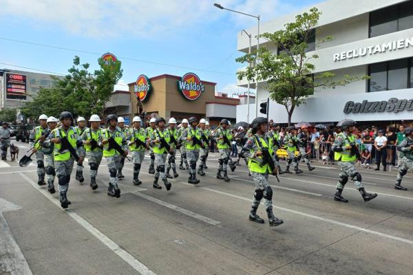 Desfilan en conmemoración del 213 Aniversario de la Independencia de México, en Culiacán