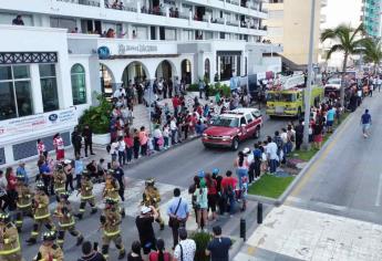 Mazatlán marcha por la independencia; celebran con desfile patrio