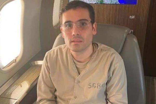 Ovidio Guzmán López, así luce en la primera imagen de su extradición: «Bienvenido a América»