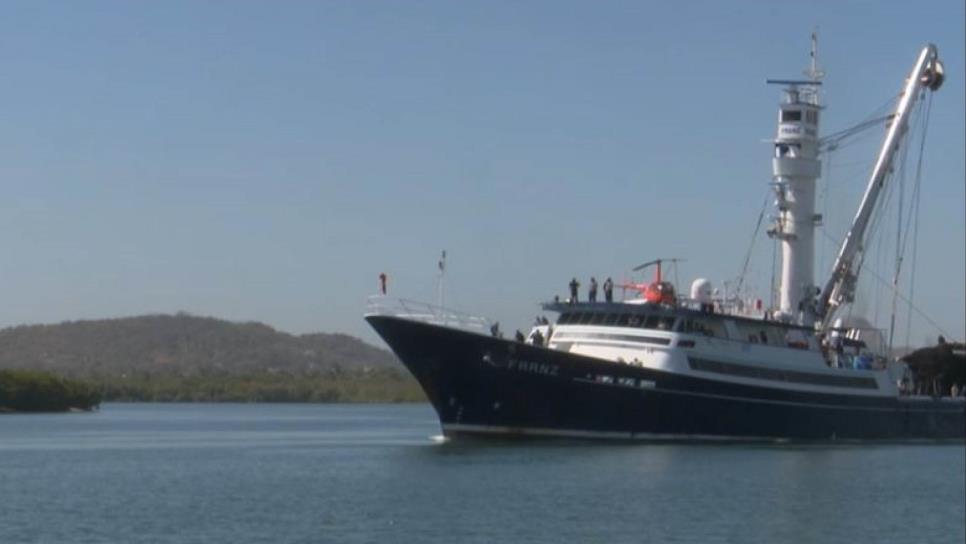 Salen los primeros barcos camaroneros de Mazatlán hacia altamar 