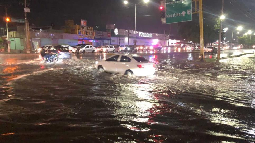 Sorpresiva lluvia azota la zona sur de Culiacán