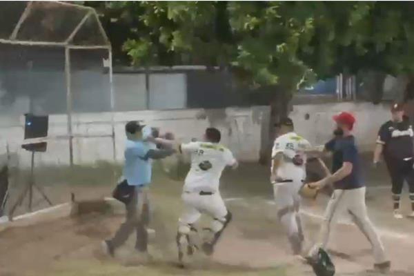 Empleado de Protección Civil Ahome golpea a un ampáyer en juego de softbol