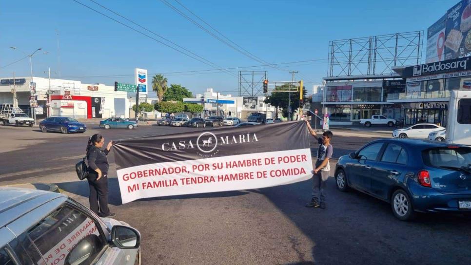 Empleados del restaurante de Cuén se manifiestan en cruceros de Culiacán