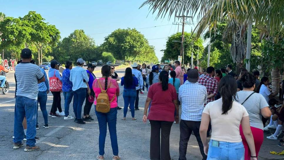 Padres de familia de la secundaria de Charay toman la carretera