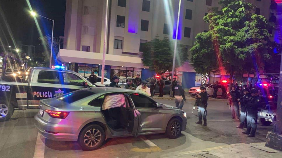 Personas armadas chocan en el sector centro de Culiacán; despojan un vehículo para huir Personas armadas chocan en el sector centro de Culiacán; despojan un vehículo para huir
