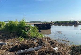 Vuelca camioneta tras explotarle un neumático, cerca del aeropuerto de Mazatlán