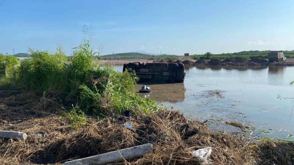 Vuelca camioneta tras explotarle un neumático, cerca del aeropuerto de Mazatlán