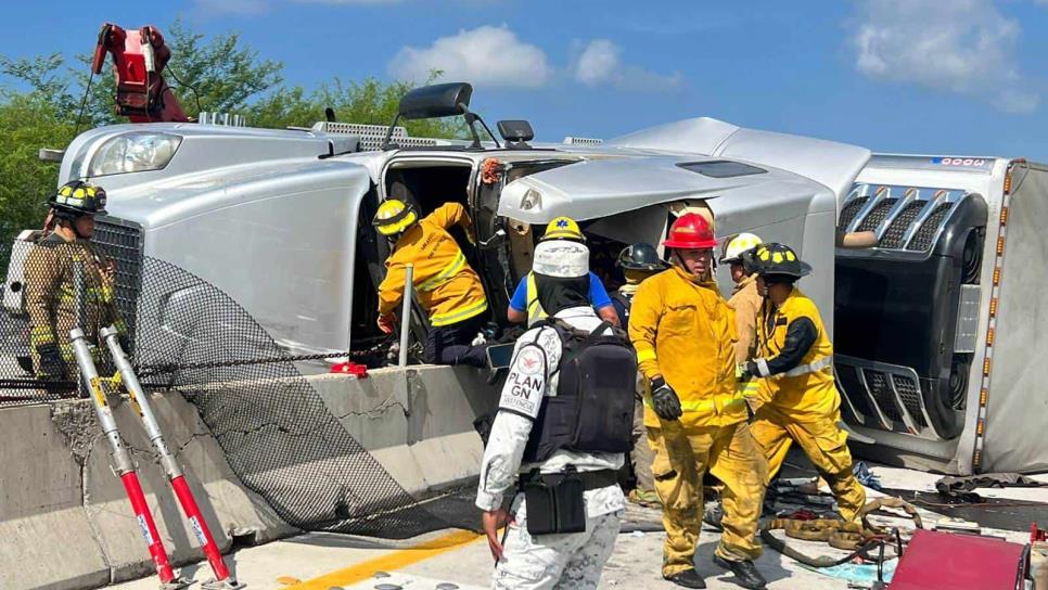 Vuelca tráiler y el chofer queda prensado por el libramiento Mazatlán-Villa Unión