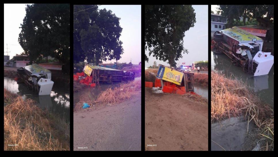 Vuelca camión cargado con camarón en la Calle 300 de Guasave