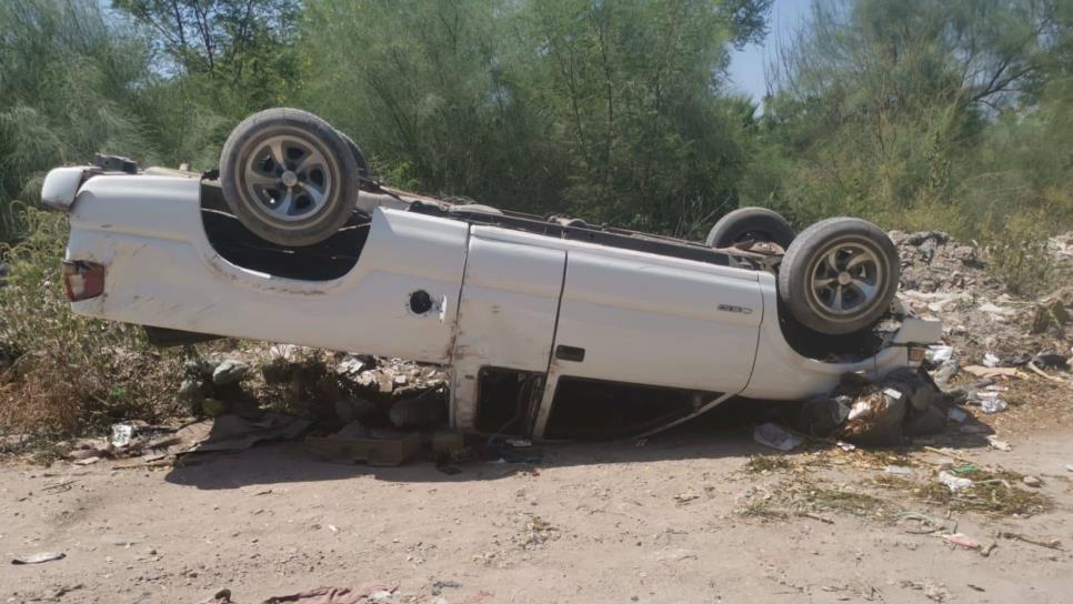 Mujer y sus hijos vuelcan por esquivar una moto en Los Mochis