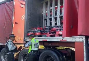 Rapiña de refrescos tras accidente de tráiler en la Maxipista Culiacán - Mazatlán