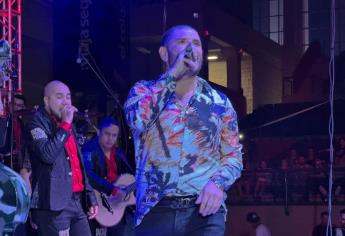Miles de mochitenses cantan corridos con «El Komander» en espectacular presentación