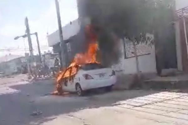Vehículo termina calcinado tras incendiarse en Culiacán