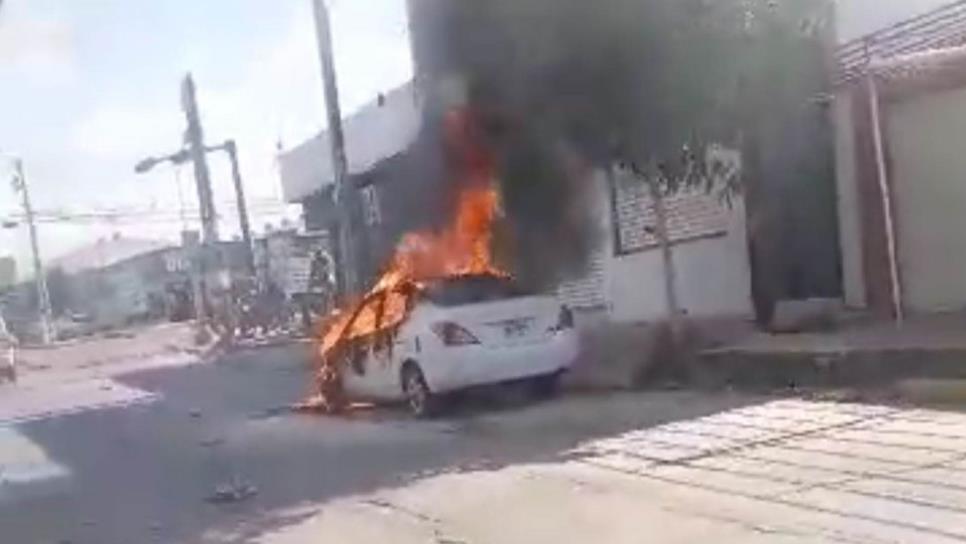 Vehículo termina calcinado tras incendiarse en Culiacán