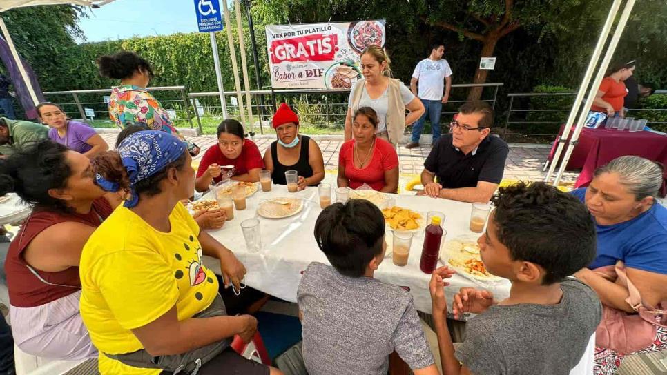 Familiares de pacientes del Hospital General reciben la cocina móvil del DIF Mazatlán