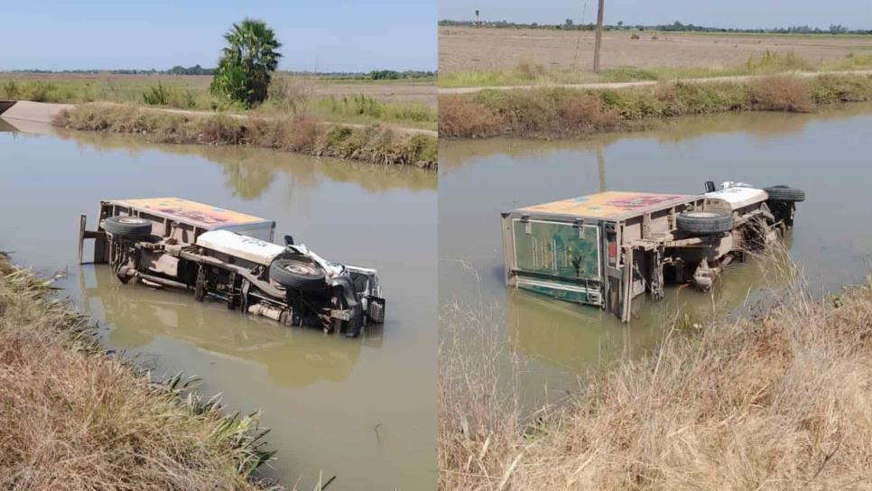 Camión cargado de botellas de té termina en un canal de riego en Guasave