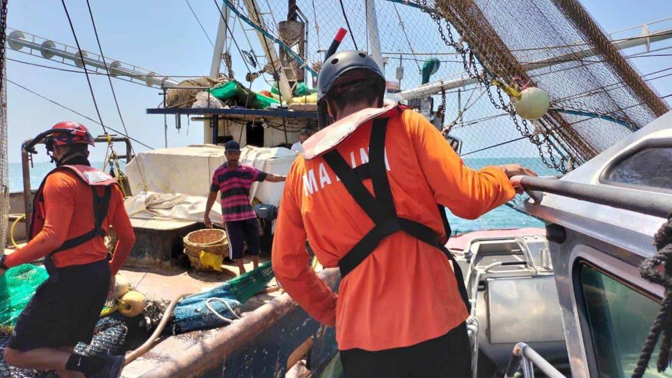 Guardia Costera de la Marina salva de hundirse a barco camaronero al norte de Mazatlán