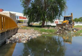 Cinco colonias inundadas por desbordamiento de canal en Los Mochis