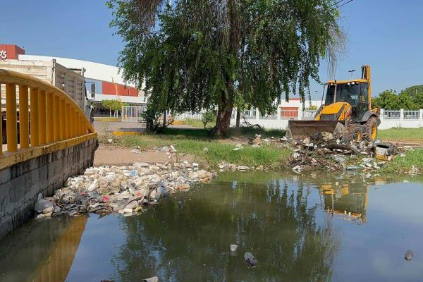 Cinco colonias inundadas por desbordamiento de canal en Los Mochis