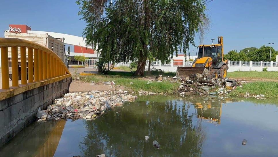 Cinco colonias inundadas por desbordamiento de canal en Los Mochis