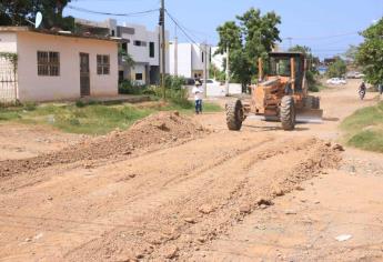 Rehabilitan caminos para el tránsito peatonal y vehicular en colonias de Mazatlán