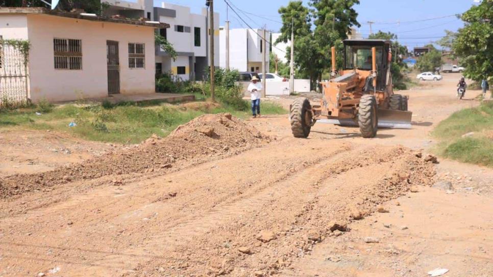 Rehabilitan caminos para el tránsito peatonal y vehicular en colonias de Mazatlán