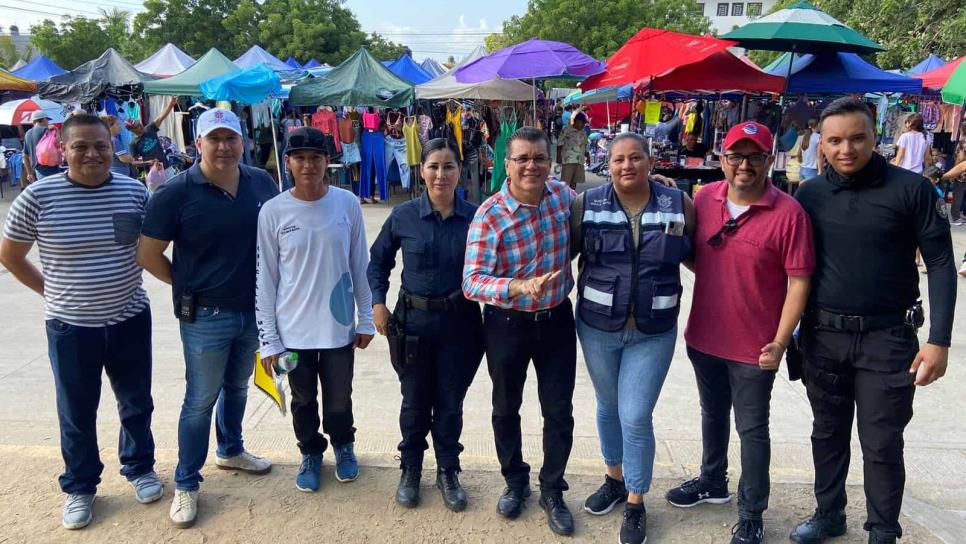 Comerciantes de la Flores Magón, en Mazatlán, reciben visita de Édgar González.