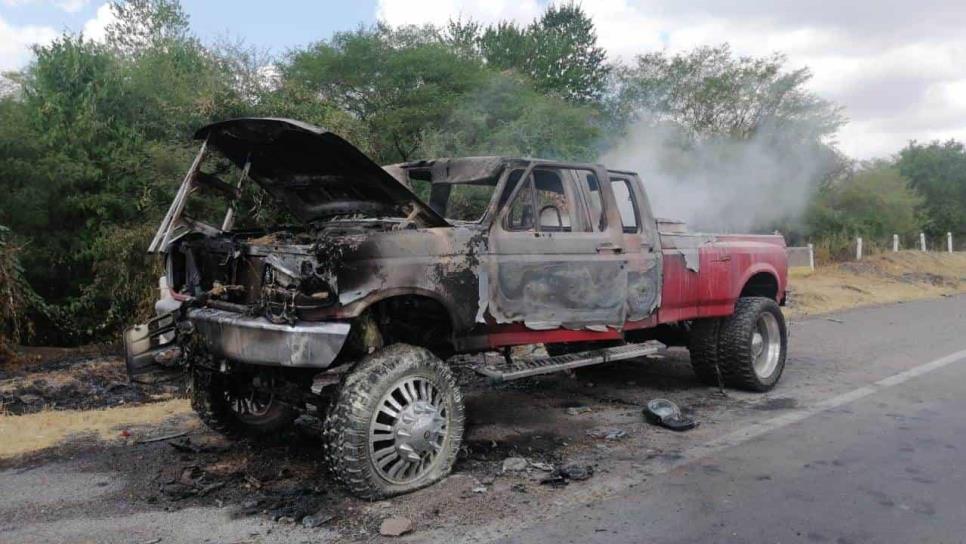 Se incendia camioneta sobre la carretera Benito Juárez, en Mocorito