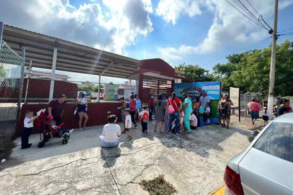 Padres de familia bloquean entrada al kínder Gandhi en Mazatlán