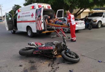 Motociclista choca contra un vehículo en Los Mochis y termina con lesiones graves