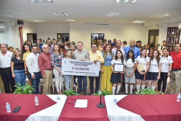 Ayuntamiento de Ahome otorga más de $40 mil a cuatro planteles educativos