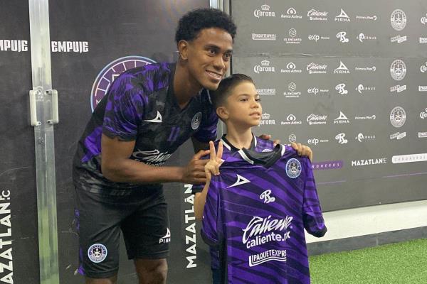 Localizan al pequeño aficionado a Mazatlán F.C. y le regalan un día inolvidable 