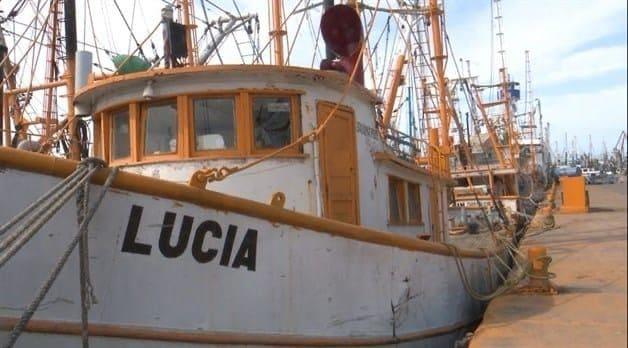 Embarcación a punto de hundirse en el puerto de Mazatlán