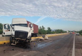Tráiler se accidenta por la autopista Benito Juárez en Mocorito
