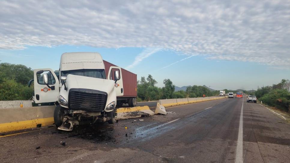 Tráiler se accidenta por la autopista Benito Juárez en Mocorito