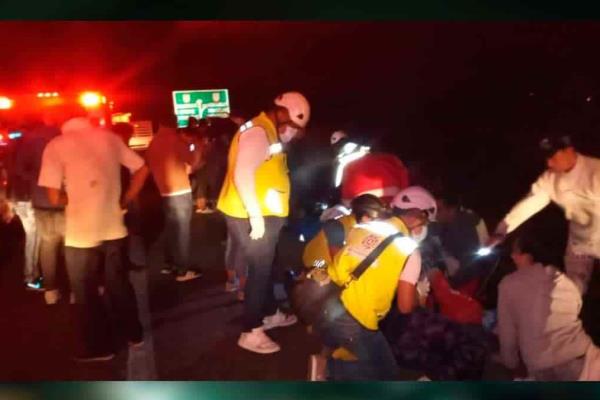 17 migrantes muertos deja un autobús que volcó en Oaxaca: hay 15 heridos | VIDEO