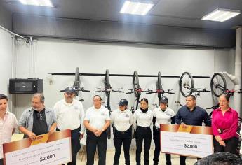 Entregan incentivo monetario a tres elementos de la Policía del Centro Histórico de Mazatlán