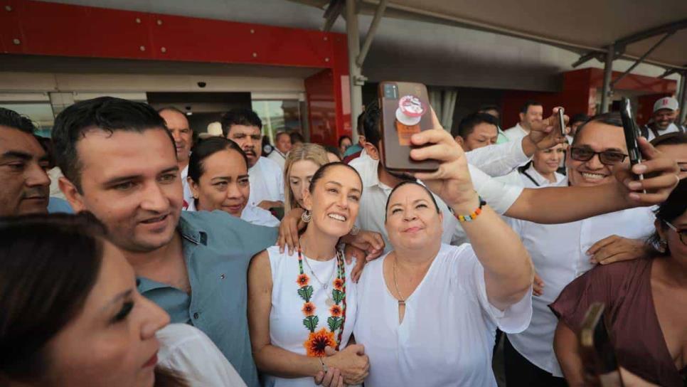 Al grito de «¡Es un honor estar con Claudia hoy!», reciben a Sheinbaum en Aeropuerto de Mazatlán