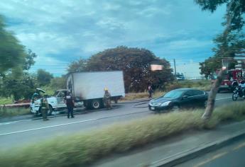 Camioneta arde en la salida sur de Mazatlán y colapsa el tráfico