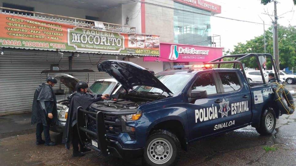 Policía Estatal apoya vehículos varados por afectaciones del huracán «Lidia» en Culiacán Policía Estatal apoya vehículos varados por afectaciones del huracán «Lidia» en Culiacán