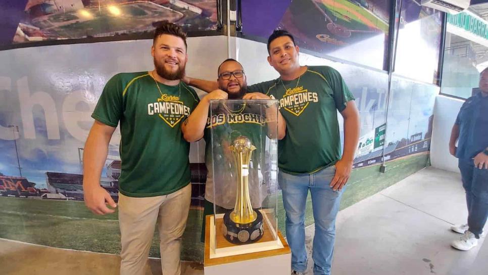 Cañeros de Los Mochis coloca Trofeo de Campeones en Recinto de los Inmortales Chevron Park