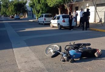 Conductor no cede el paso y manda a motociclista al hospital en Guasave 