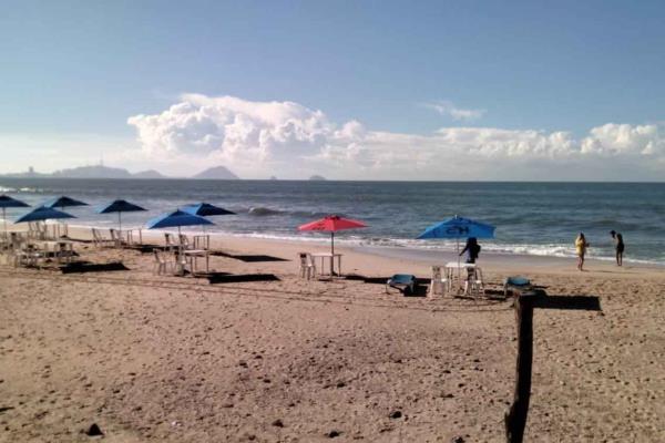 Reanudan actividades en playas de Mazatlán